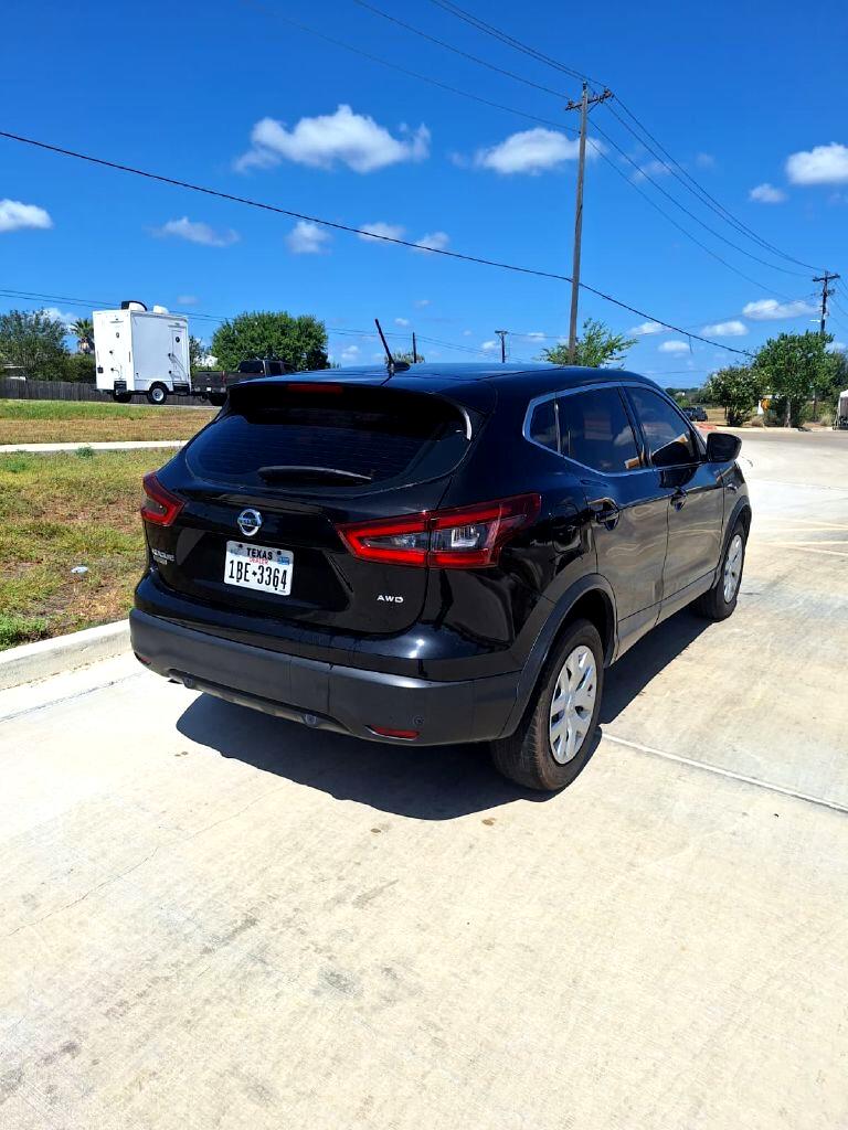 2020 Nissan Rogue Sport S photo 2