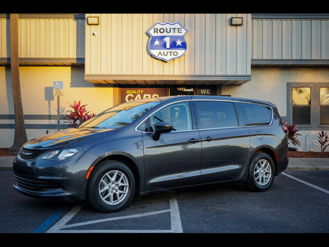 2017 Chrysler Pacifica Touring's photo