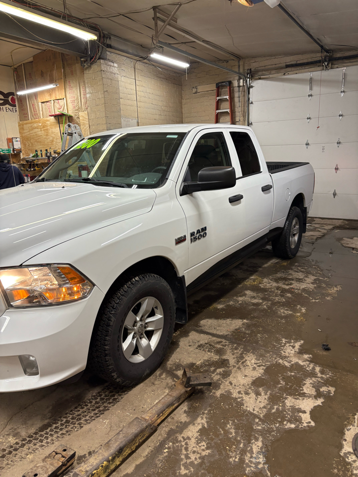 RAM 1500 Tradesman Quad Cab 4WD 2016