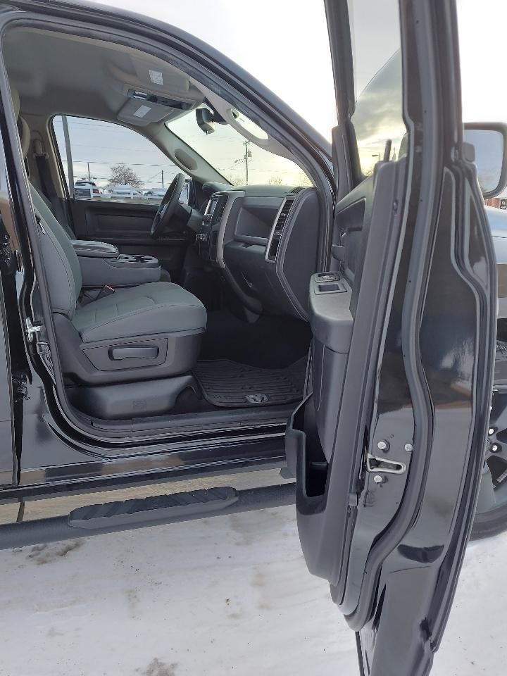 RAM 1500 Tradesman Quad Cab 4WD 2016