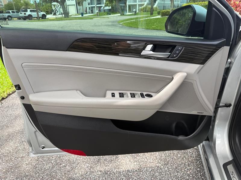 Hyundai Sonata Hybrid Limited w/Blue Pearl Interior 2017