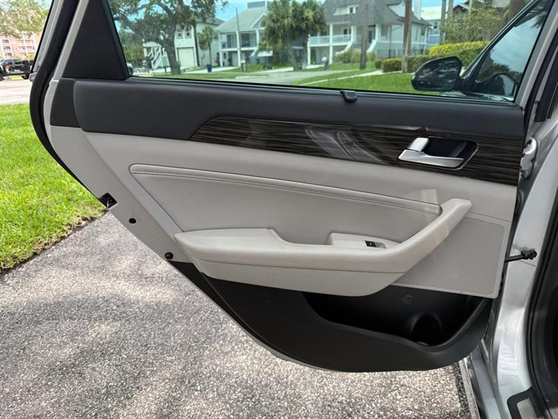Hyundai Sonata Hybrid Limited w/Blue Pearl Interior 2017