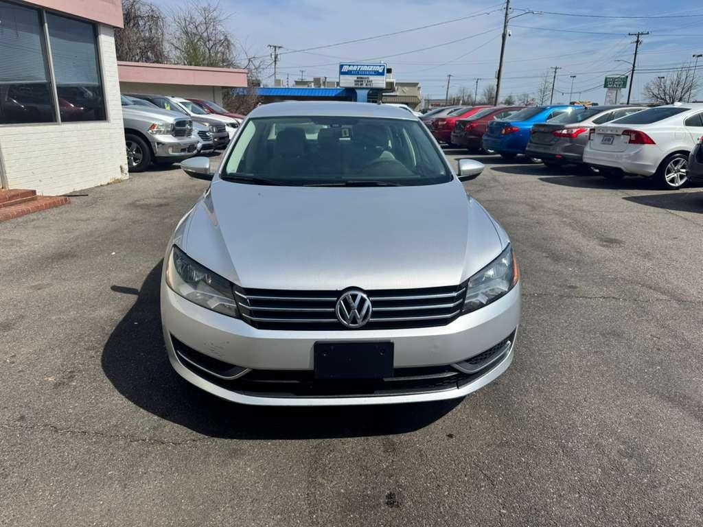 Volkswagen Passat 2.5L S W/Appearance 2012