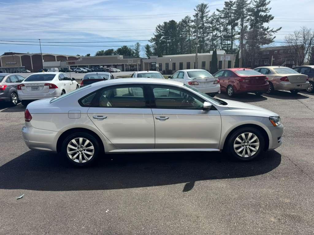 Volkswagen Passat 2.5L S W/Appearance 2012