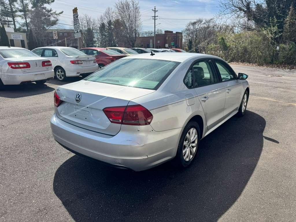 Volkswagen Passat 2.5L S W/Appearance 2012