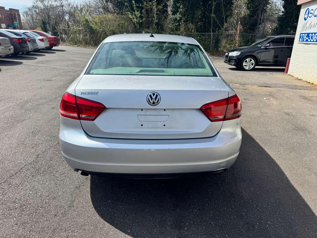 Volkswagen Passat 2.5L S W/Appearance 2012