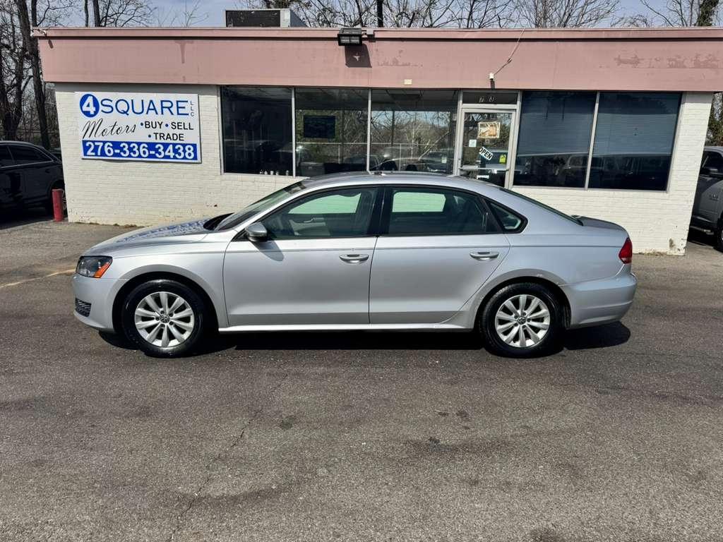 Volkswagen Passat 2.5L S W/Appearance 2012