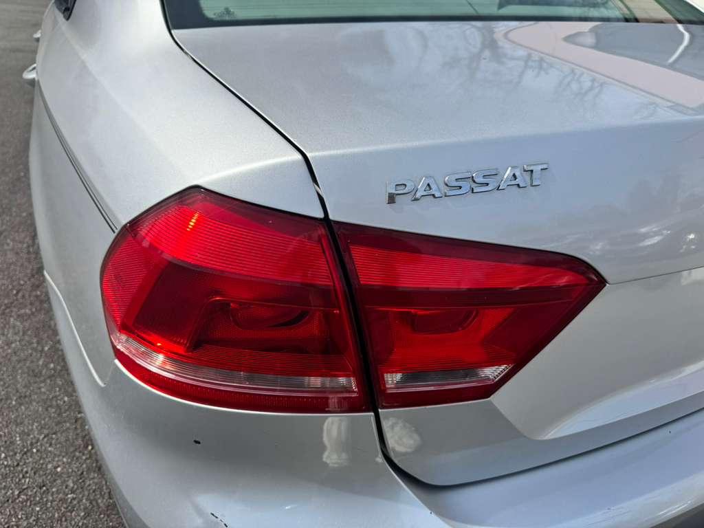 Volkswagen Passat 2.5L S W/Appearance 2012