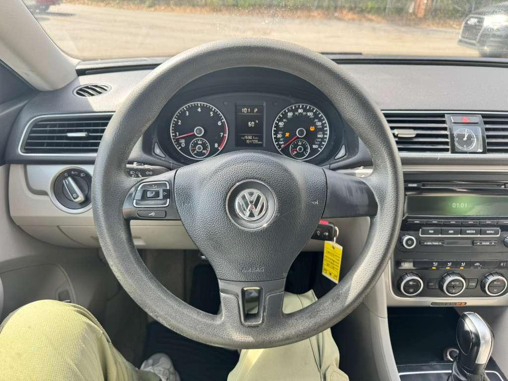 Volkswagen Passat 2.5L S W/Appearance 2012