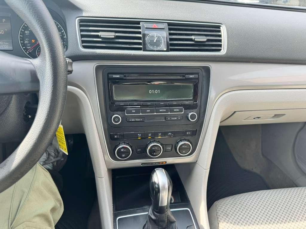 Volkswagen Passat 2.5L S W/Appearance 2012