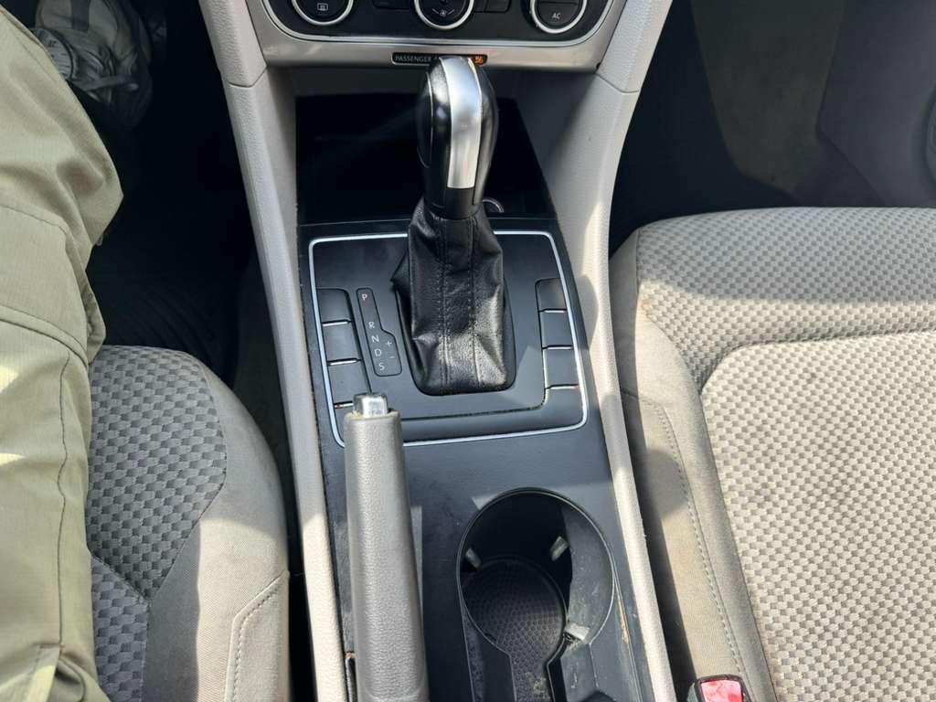 Volkswagen Passat 2.5L S W/Appearance 2012