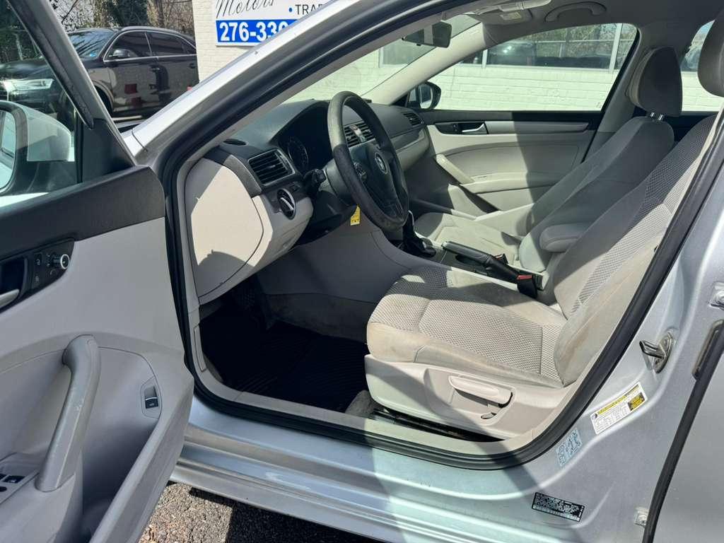 Volkswagen Passat 2.5L S W/Appearance 2012