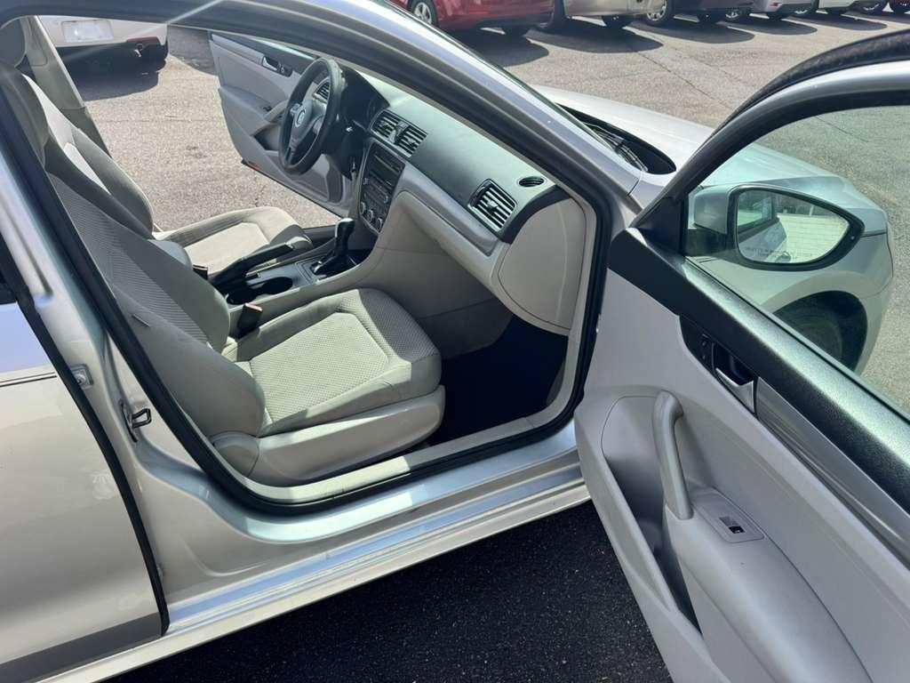 Volkswagen Passat 2.5L S W/Appearance 2012