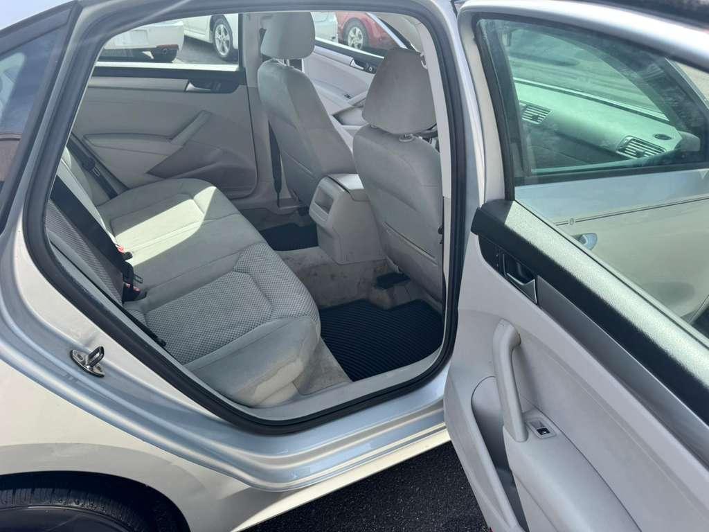 Volkswagen Passat 2.5L S W/Appearance 2012