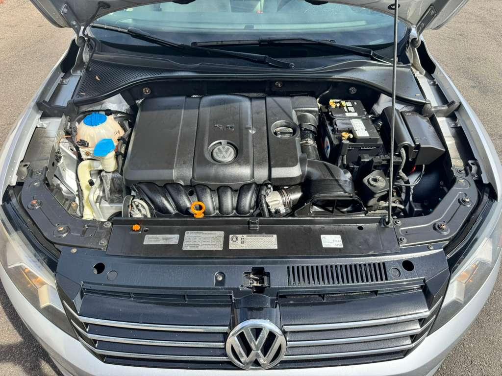 Volkswagen Passat 2.5L S W/Appearance 2012