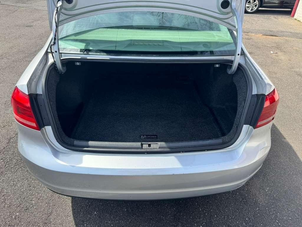 Volkswagen Passat 2.5L S W/Appearance 2012