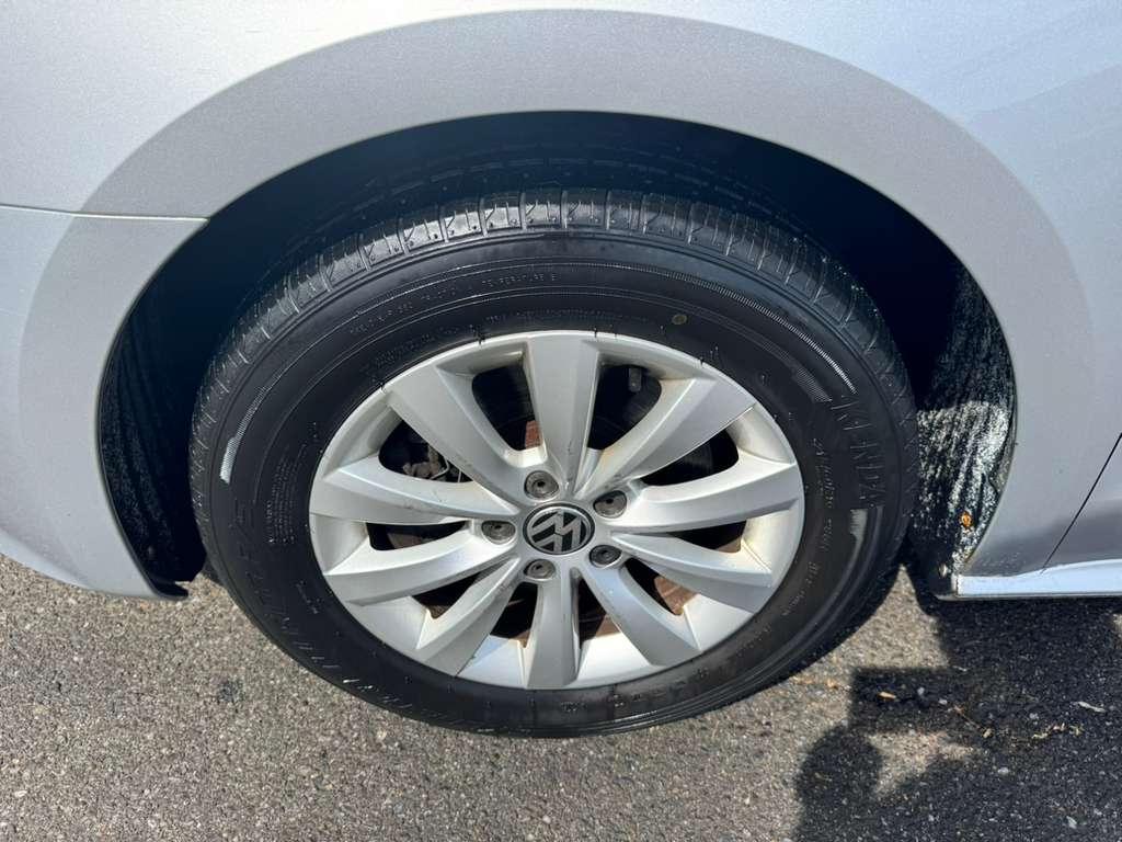 Volkswagen Passat 2.5L S W/Appearance 2012