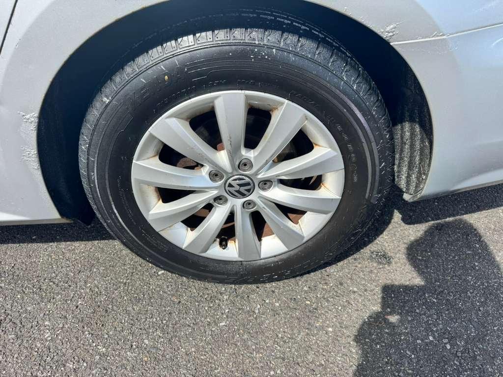 Volkswagen Passat 2.5L S W/Appearance 2012