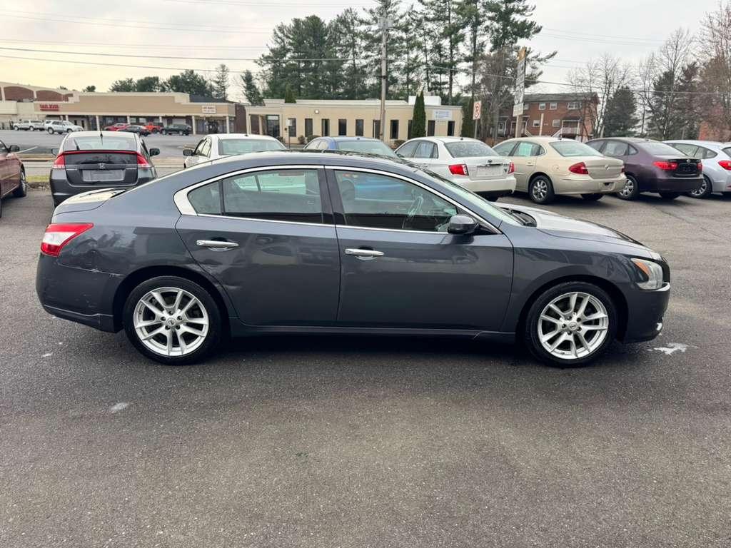 Nissan Maxima SV 2010
