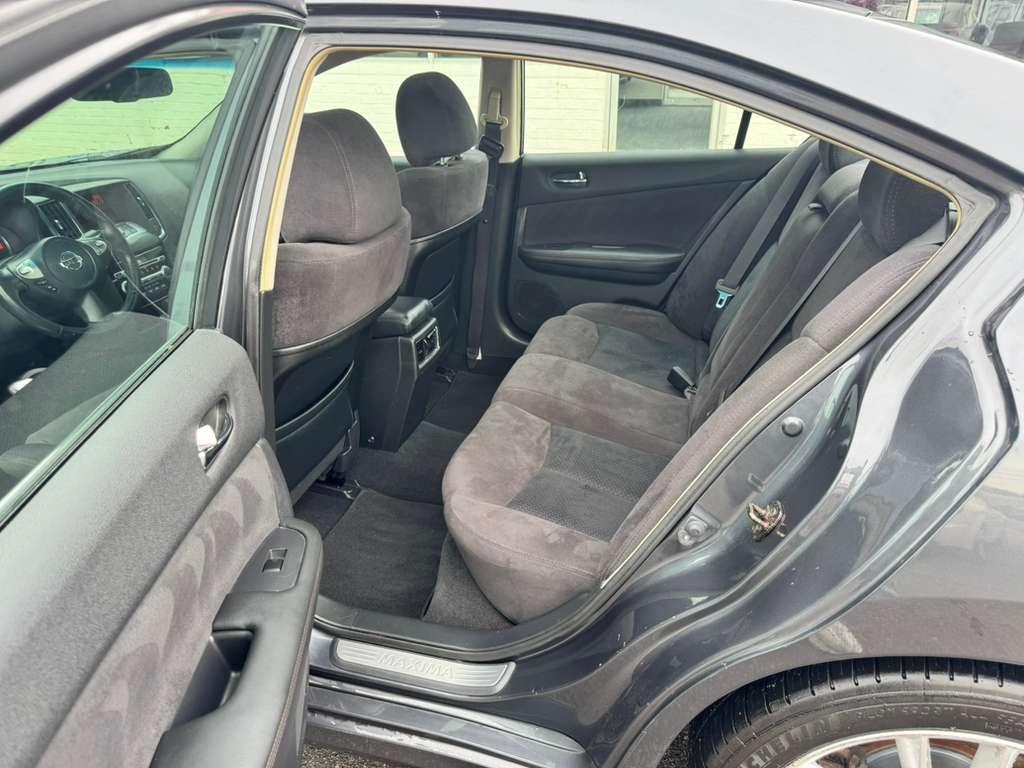 Nissan Maxima SV 2010