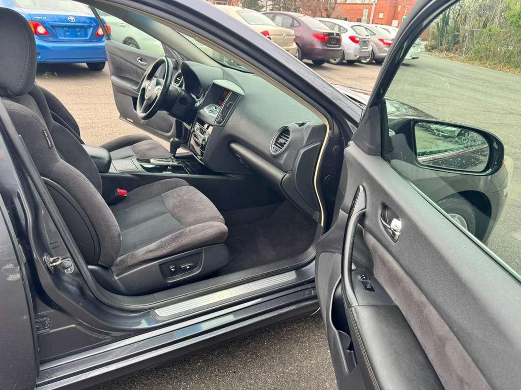 Nissan Maxima SV 2010