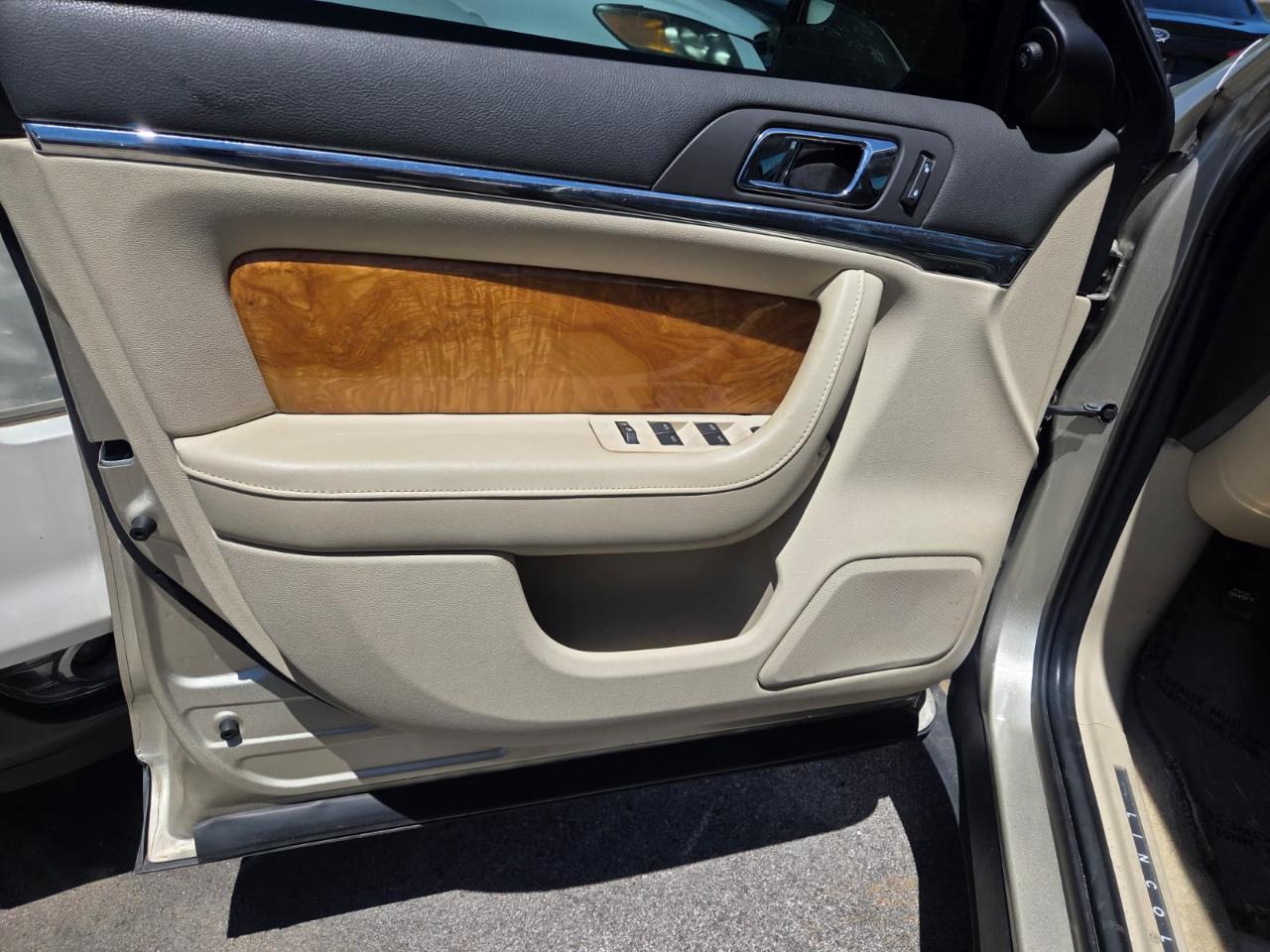 Lincoln MKS  2011