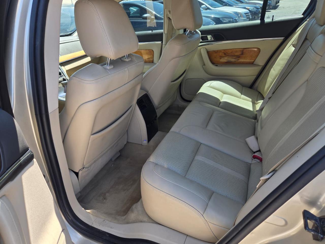 Lincoln MKS  2011