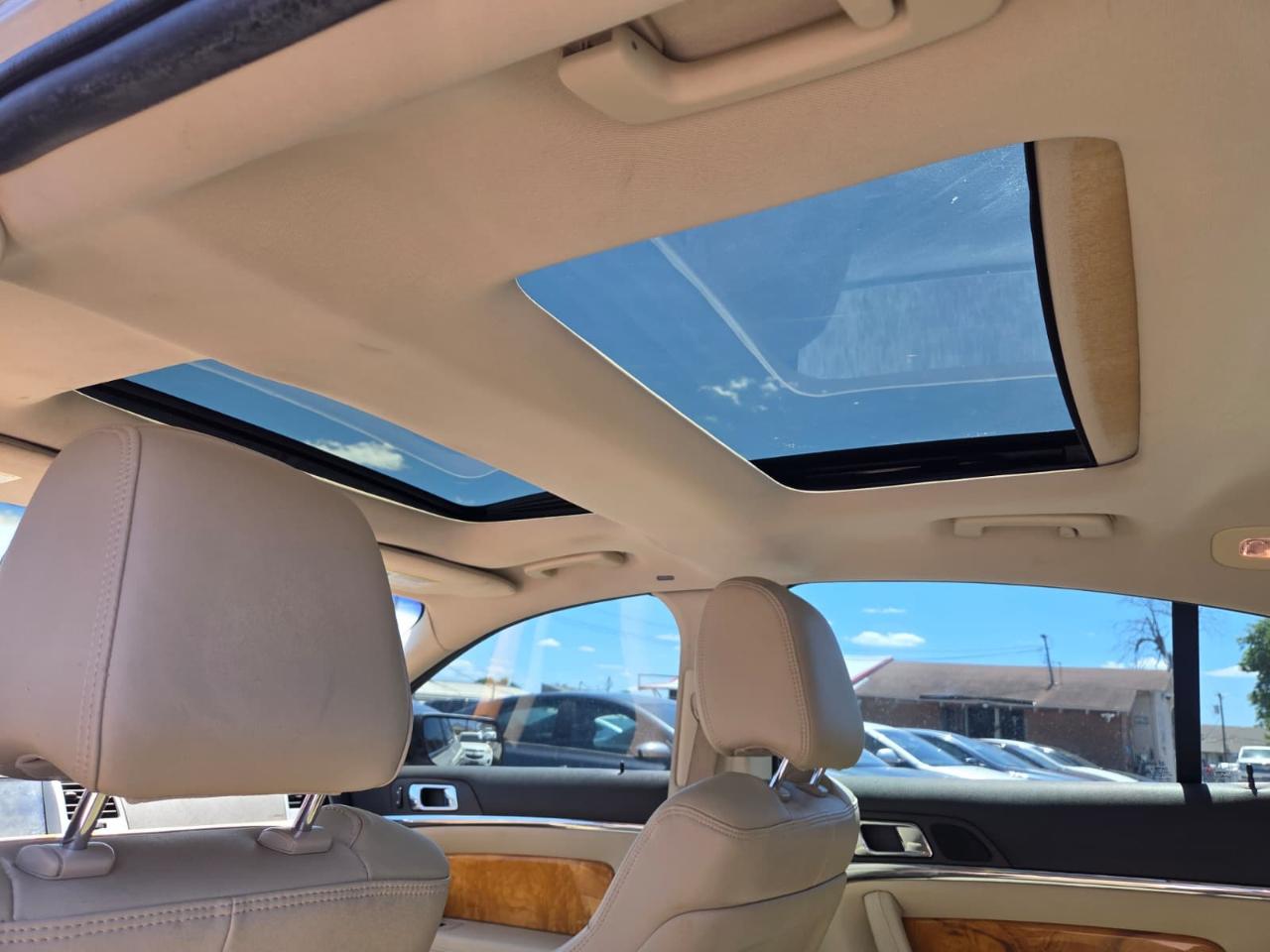 Lincoln MKS  2011