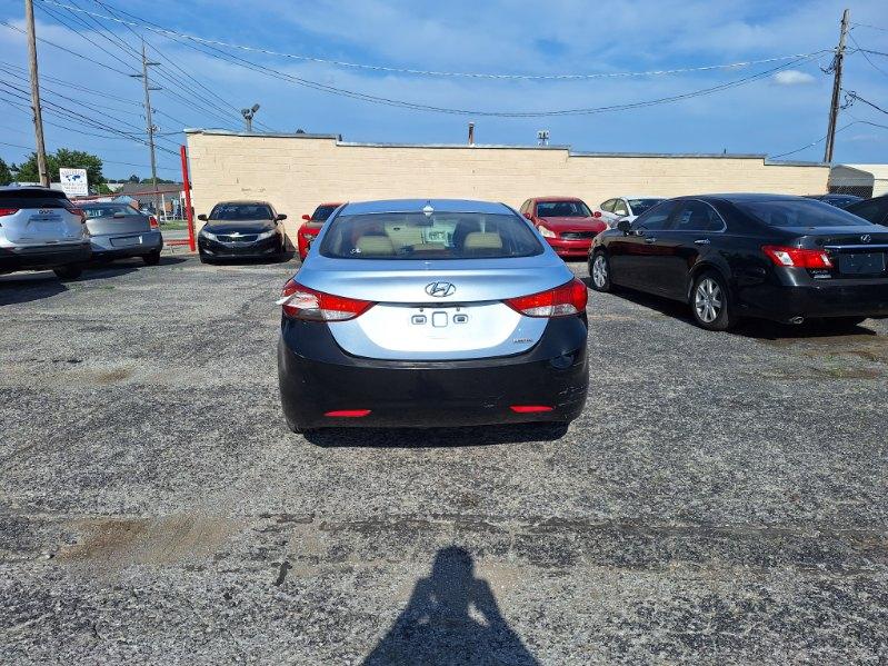 Hyundai Elantra  2012