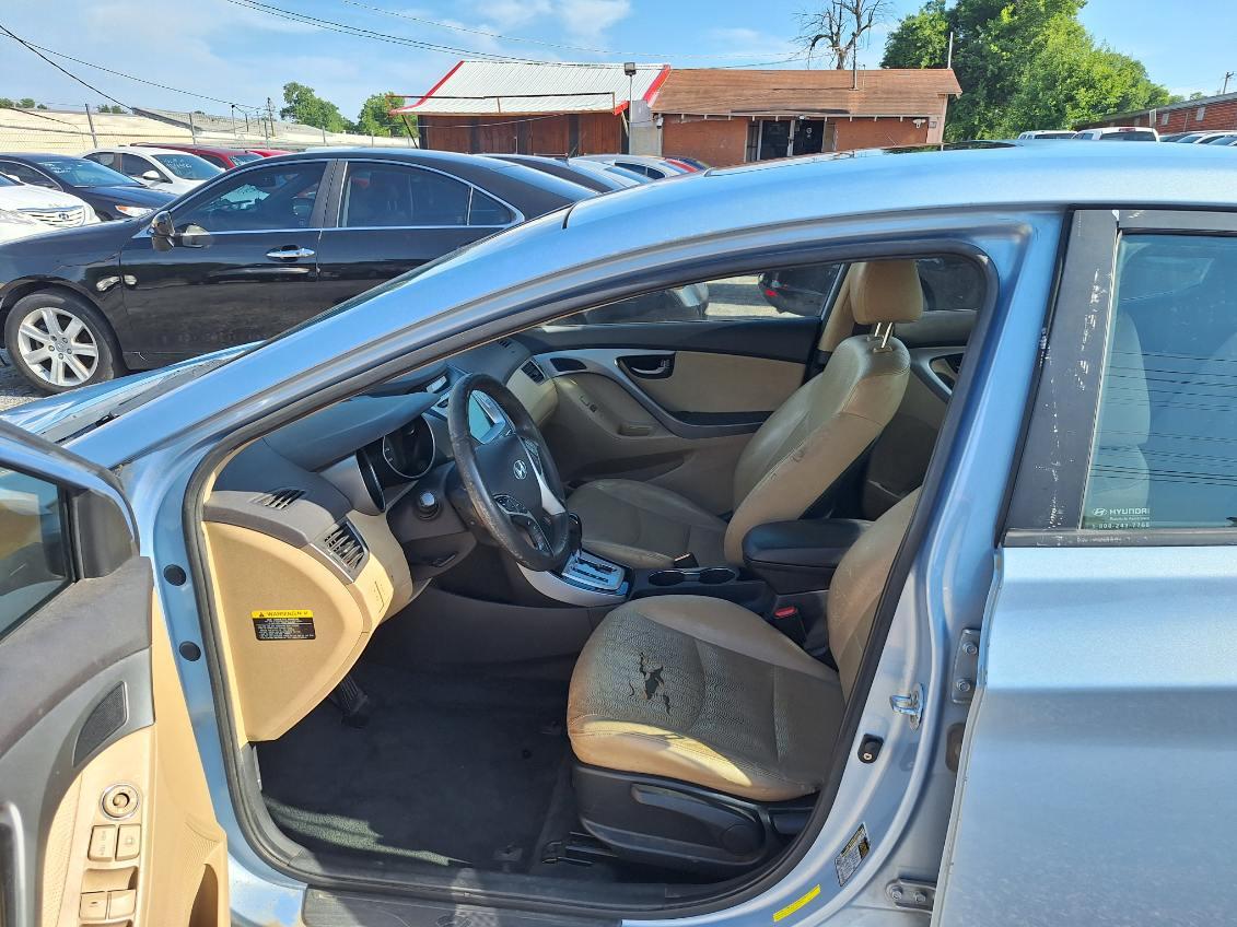 Hyundai Elantra  2012
