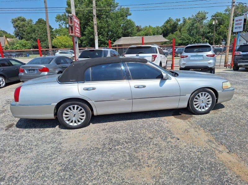 Lincoln Town Car  2003