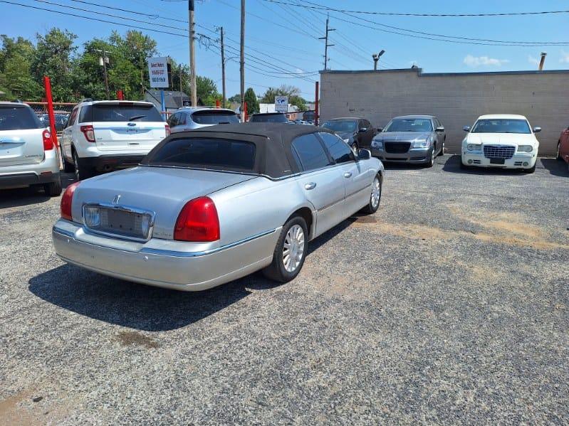 Lincoln Town Car  2003
