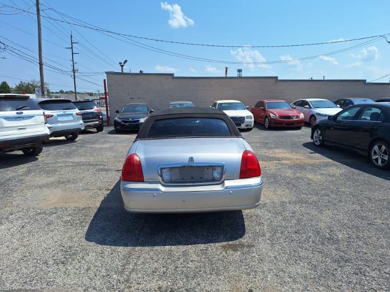 Lincoln Town Car  2003