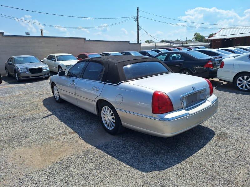 Lincoln Town Car  2003