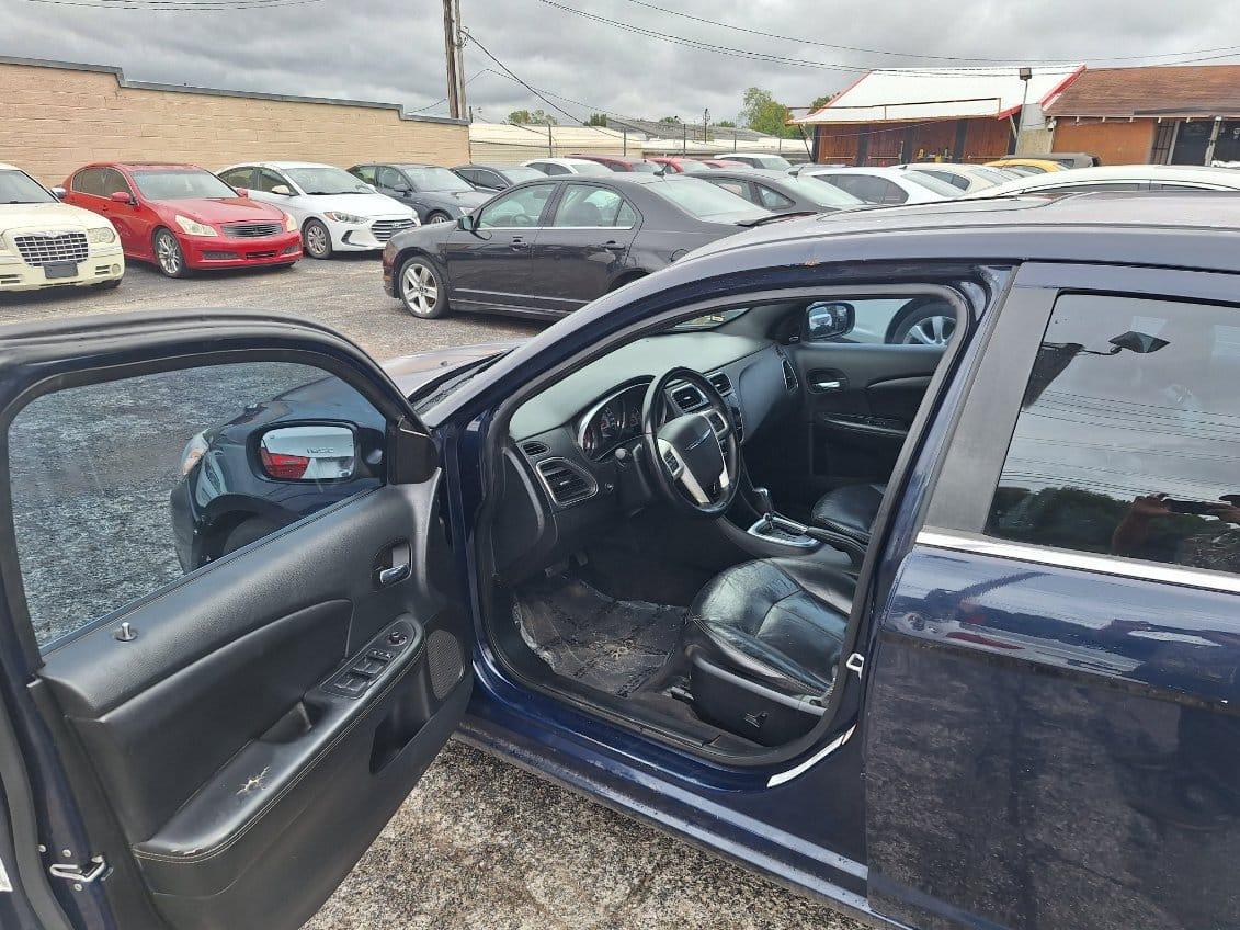 Chrysler 200  2013