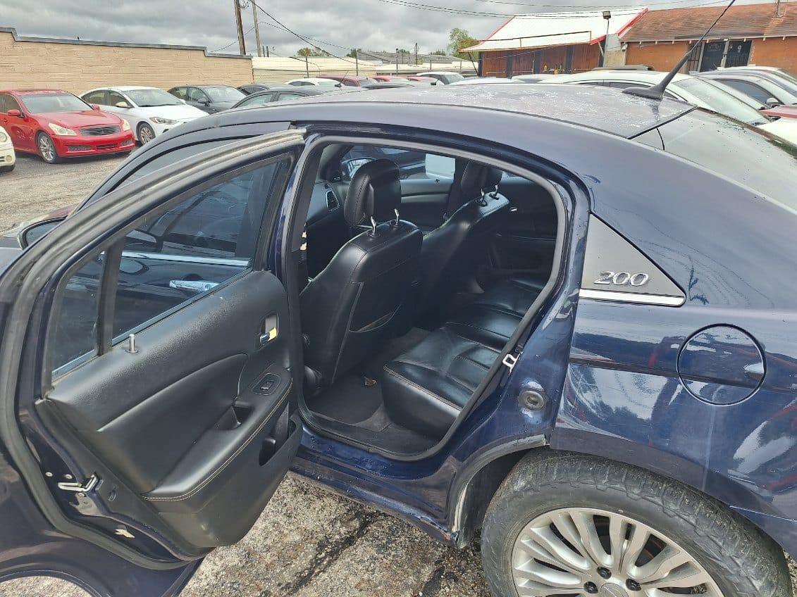 Chrysler 200  2013
