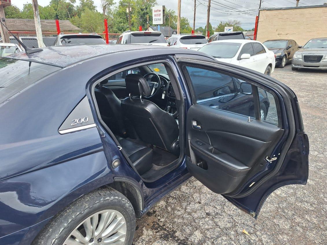 Chrysler 200  2013