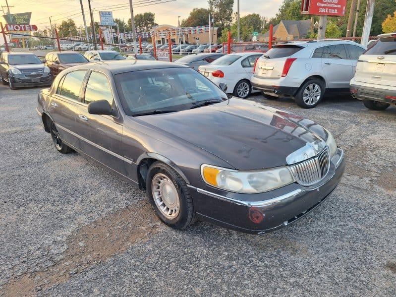Lincoln Town Car  2001