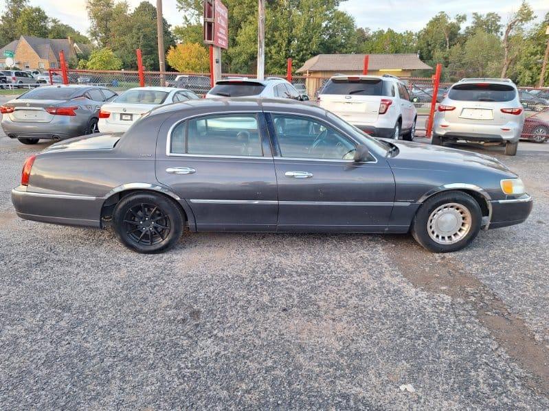 Lincoln Town Car  2001