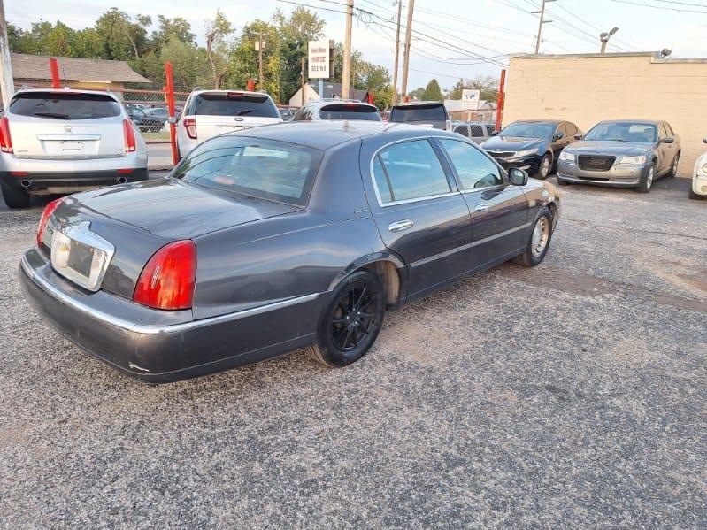 Lincoln Town Car  2001