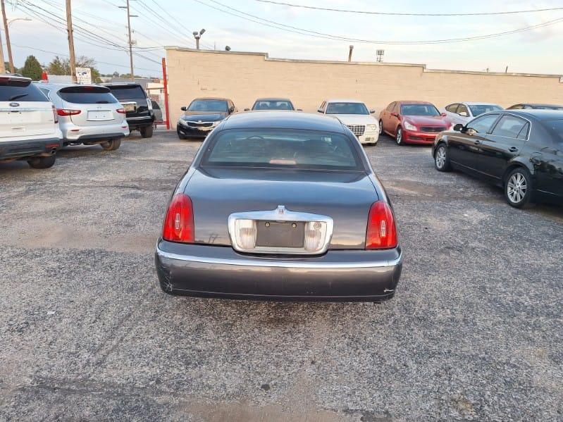 Lincoln Town Car  2001