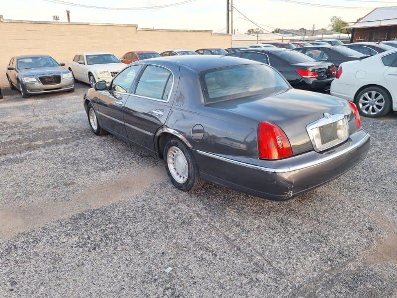 Lincoln Town Car  2001
