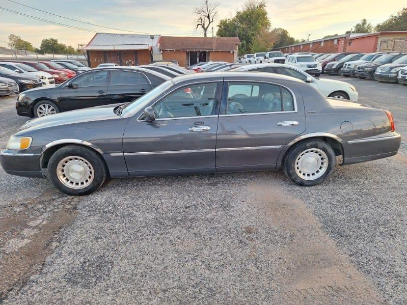 Lincoln Town Car  2001