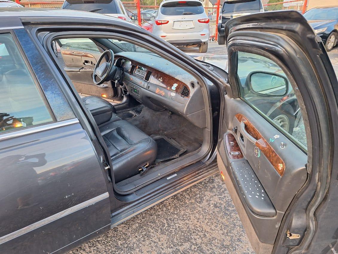 Lincoln Town Car  2001