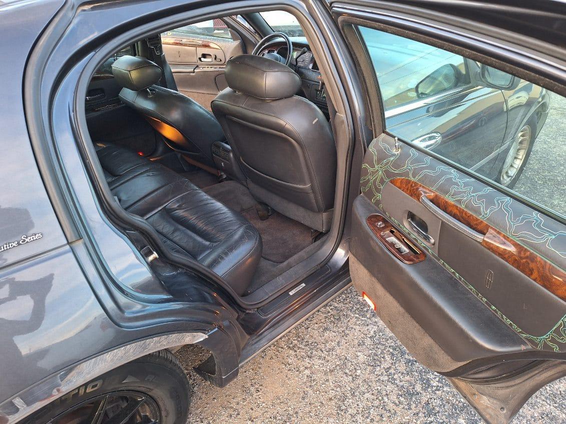 Lincoln Town Car  2001