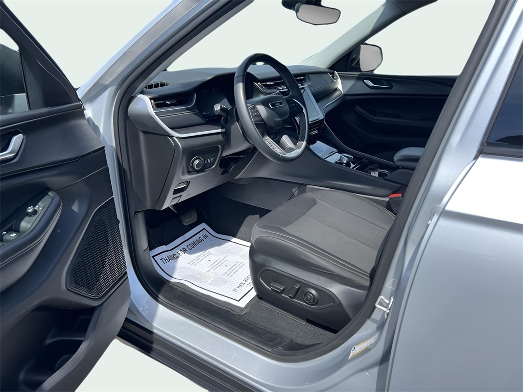 Jeep Grand Cherokee Laredo 4WD 2023