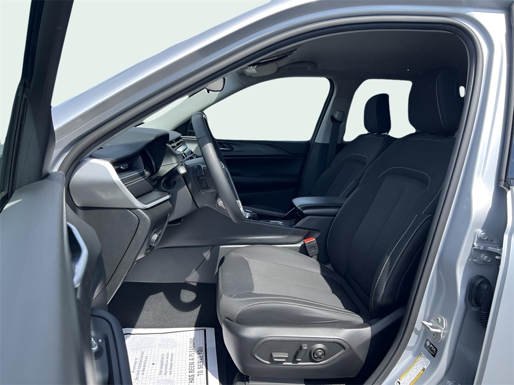 Jeep Grand Cherokee Laredo 4WD 2023