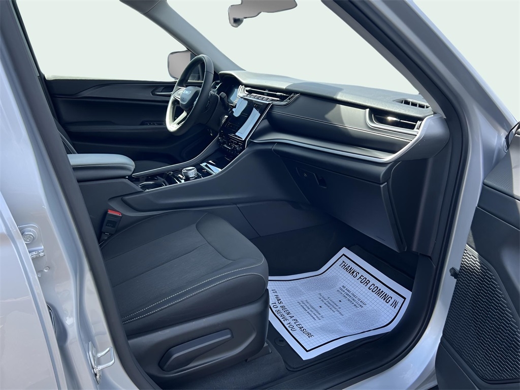 Jeep Grand Cherokee Laredo 4WD 2023