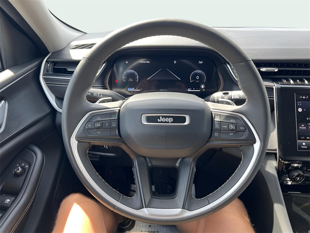 Jeep Grand Cherokee Laredo 4WD 2023