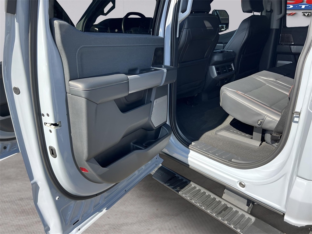 Ford F-250 SD Lariat Crew Cab 4WD 2024